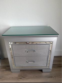 Set of 2 nightstands