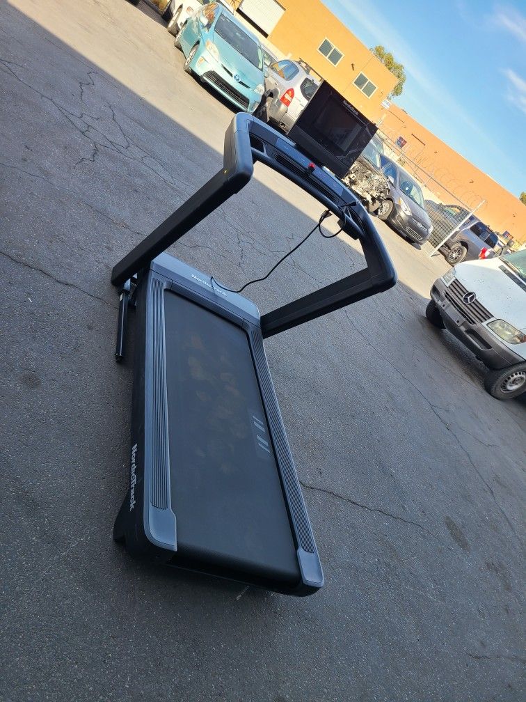 2025 model Nordictrack Commercial 1250 - 12% incline - 22" wide belt - $ 1100