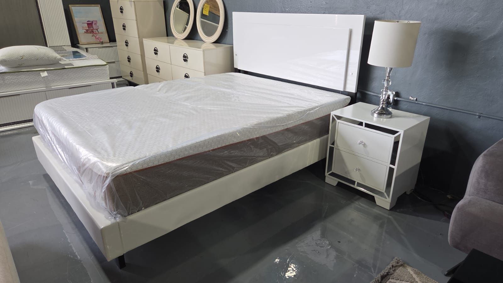 QUEEN BED WHITE GLOSSY HEADBOARD LEATHER EDGE