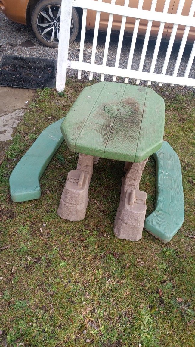Outside Kids 'Midevil' Picnic Table