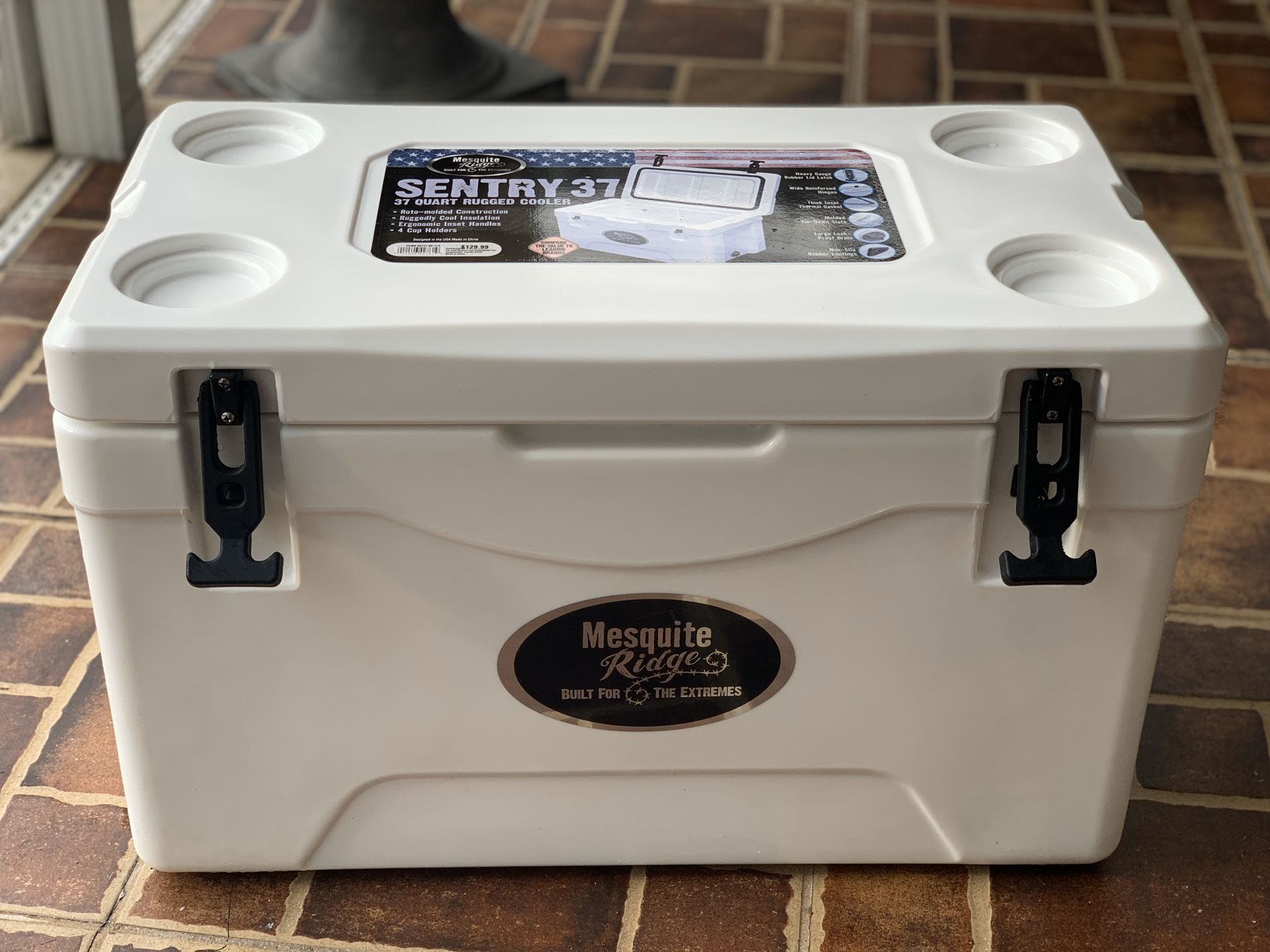 Mesquite ridge sentry 37 cooler like new for Sale in Miami FL