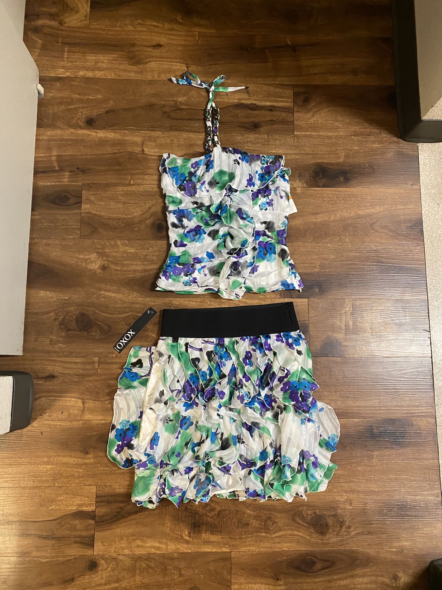 Brand New Woman’s Xoxo brand White and Blue Floral Two Piece Top and Skirt Up For Sale