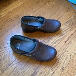 Dansko Shoes 7.5/8