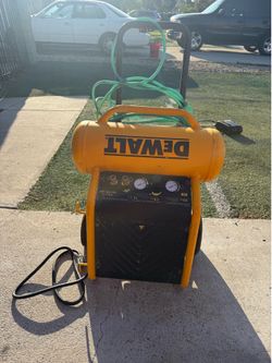 DEWALT 4.5 Gallon 225 PSI Airy Compressor