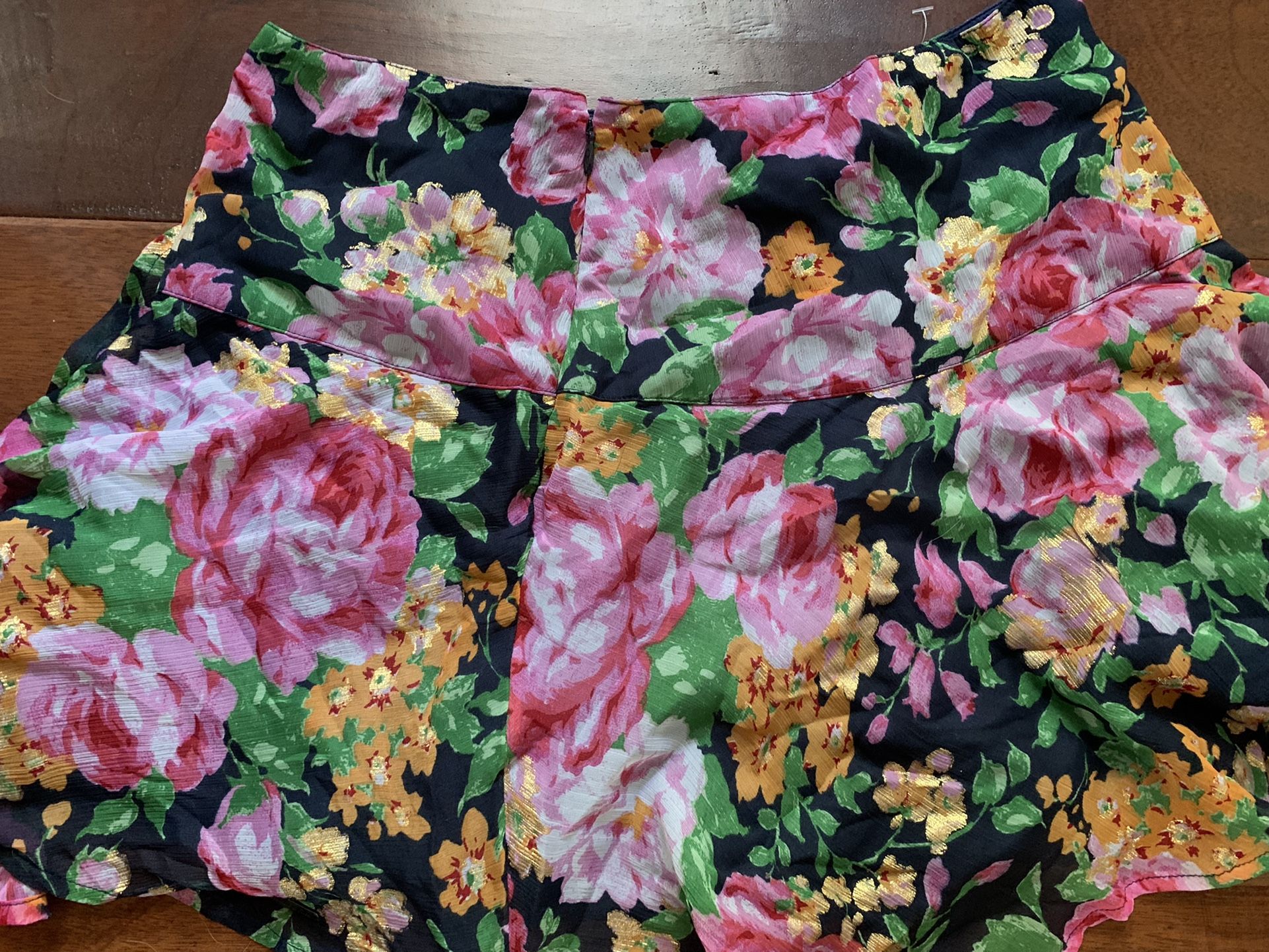 Beautiful floral Skirt size 6 Never Worn