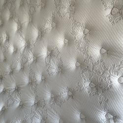 King size Beauty Rest Mattress… $50 For Fast Pickup 