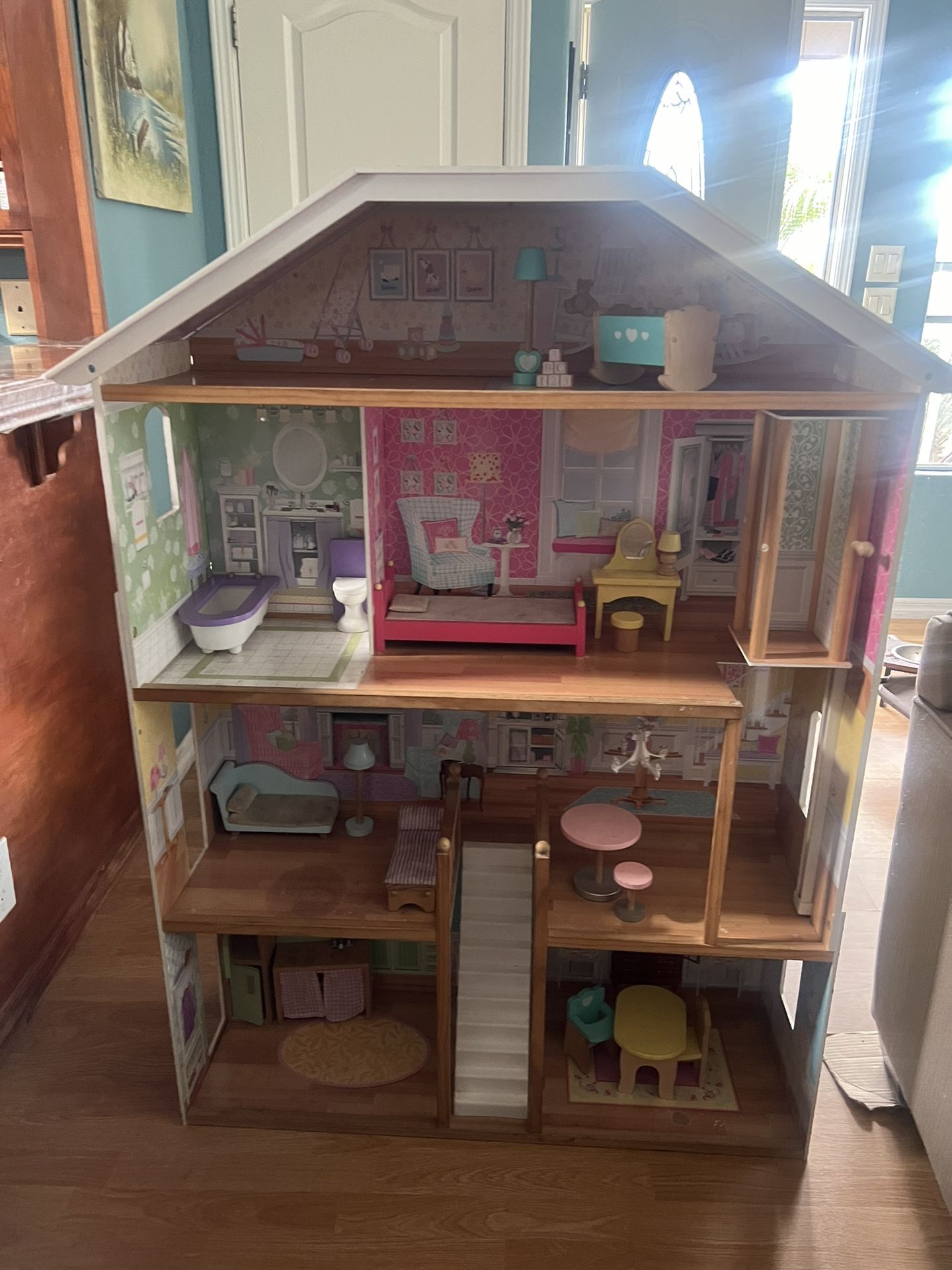 DOLL HOUSE