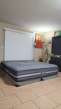HIGH QUALITY KING SIZE BEAUTY REST BLACK MATTRESS AND BOXSPRINGS FOR SALE! IN GREAT CONDITION,  FREE DELIVERY 