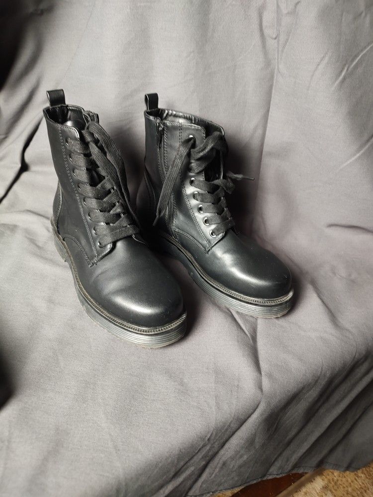 Forever 21 Women's Black Leather Ankle Boots Size 5.5