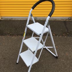 FOLDING STEPLADDER