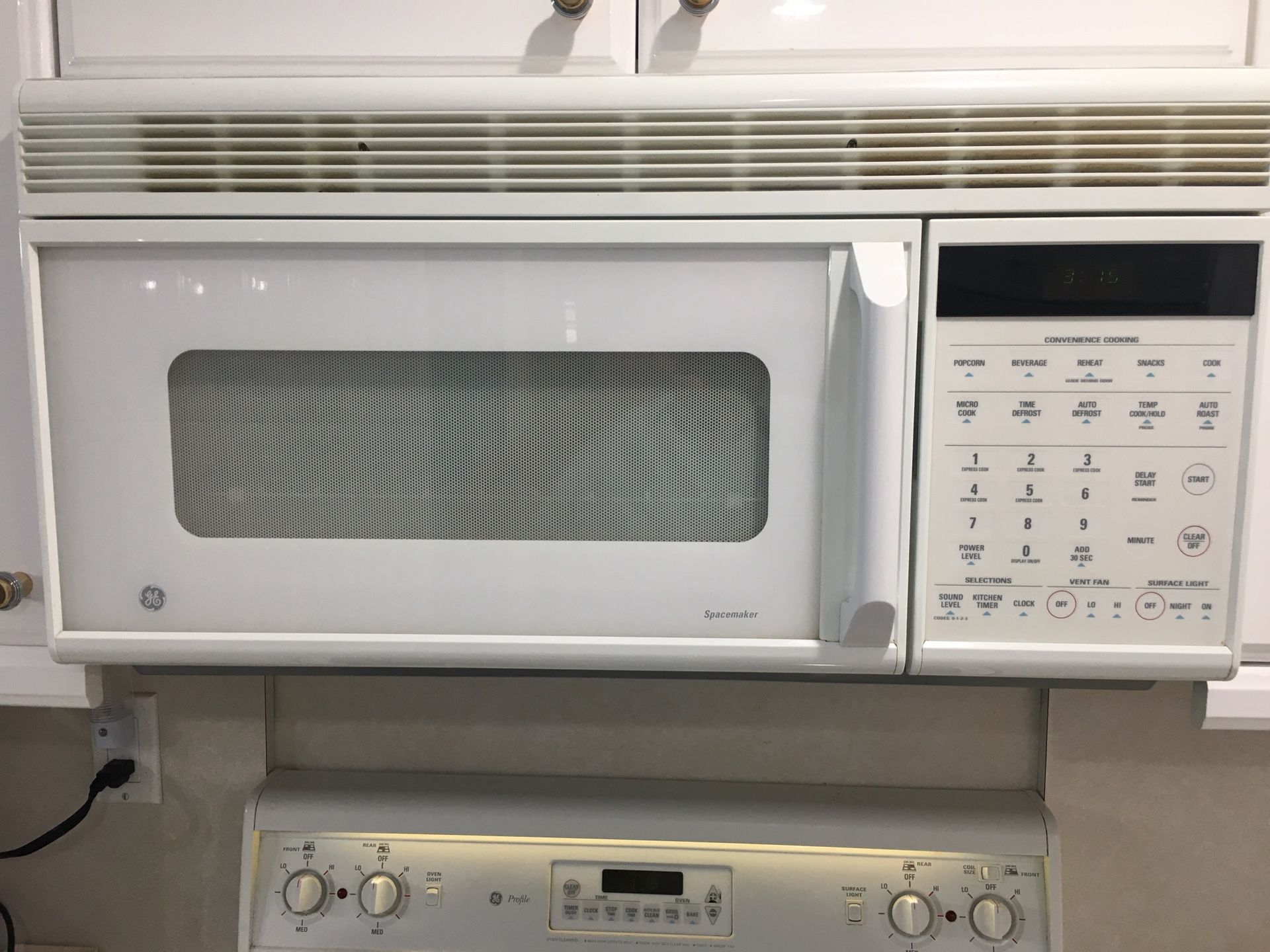 GE Spacesaver Microwave White for Sale in Boca Raton, FL OfferUp