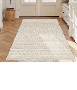 New 4x6 Washable Low Pile Area Rug. Beige & Cream
