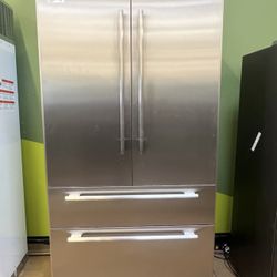 Thermador 42" Built-In Smart Refrigerator, 23.1 Cu Ft, Internal Water Dispenser & Ice Maker