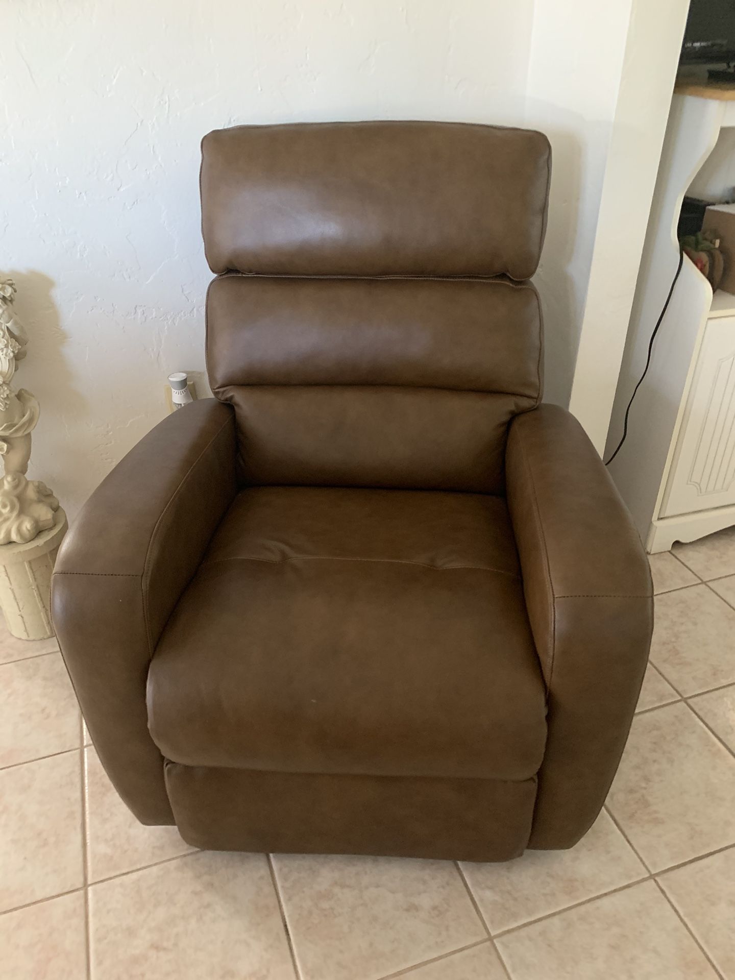 Electric recliner like new! We paid 700 new.