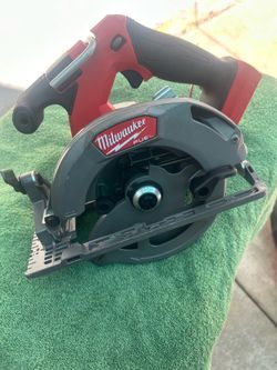 Milwaukee M18 FUEL 18V Lithium-lon Brushless Cordless 6-1/2 in. Circular Saw (Tool-Only)
