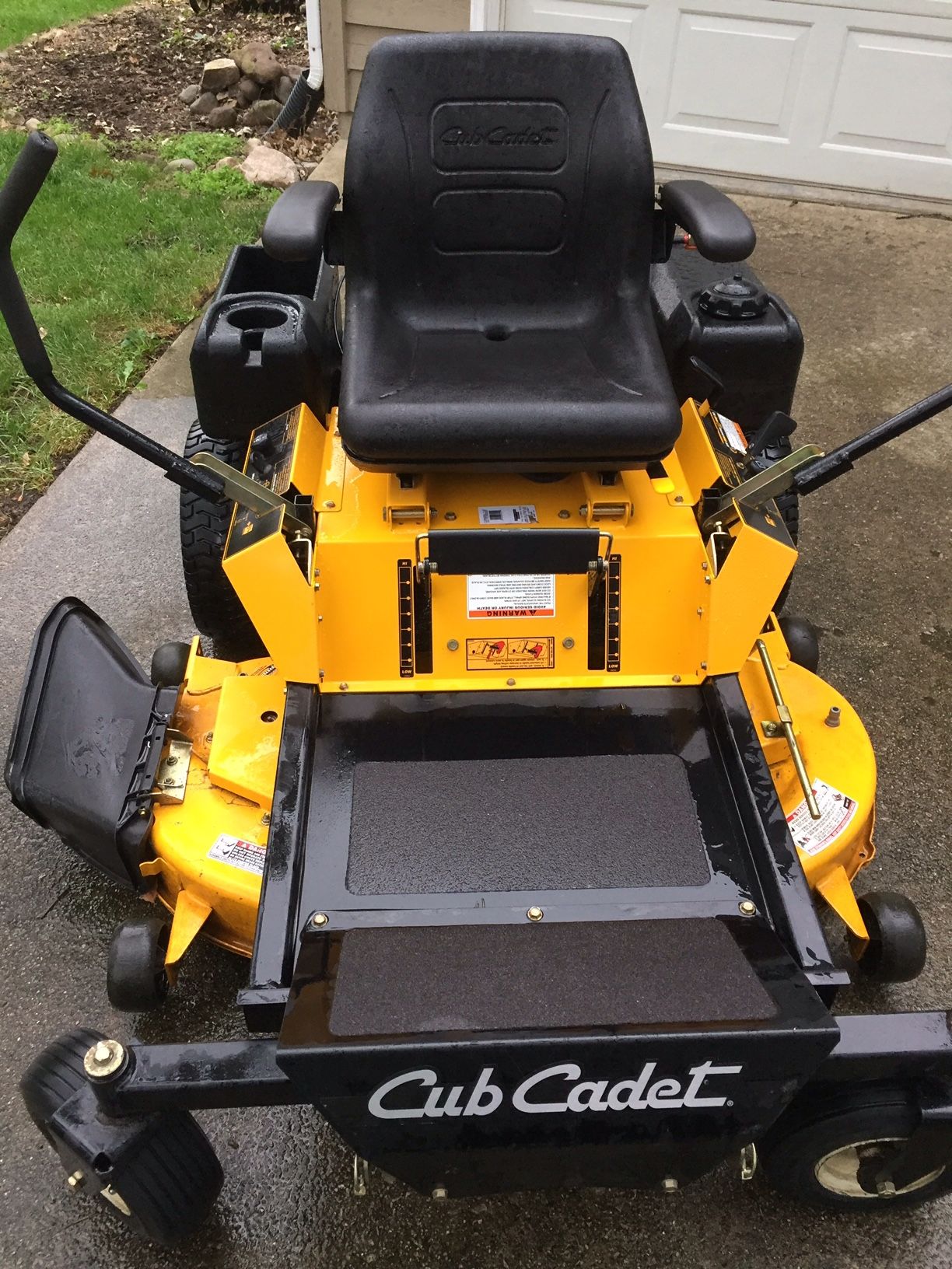 Cub Cadet Z Force Zero Turn mower 44" Deck Great Shape runs Great very