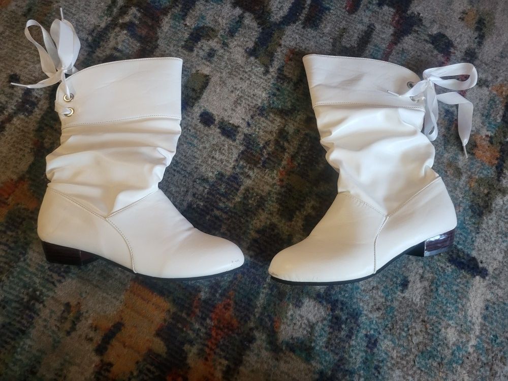 Womens White Leather Lace Up Ankle Boots With White Ribbon! Size 9! Lightly Used! 