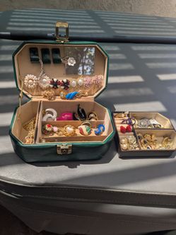 Jewelry (earrings)