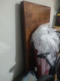 Extendable hardwood table