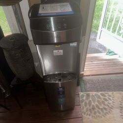 Brio water dispenser/cold/hot