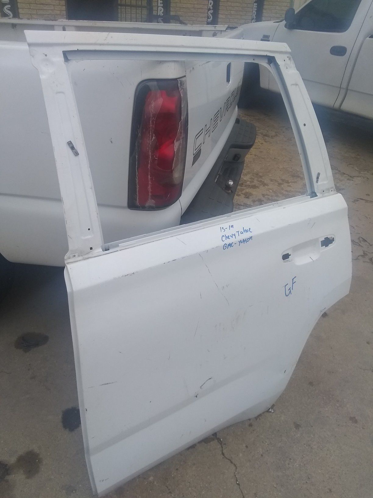 2015-18 Chevy Tahoe rear left dolor Shell