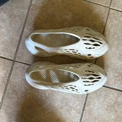 Yeezy foam Rnnr Sand size 10