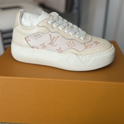 LOUIS Vuitton Low Top Sneaker Size 38