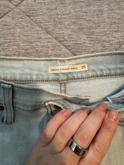 Women’s levi’s ribcage straight ankle light wash jeans