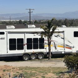 33ft Toy Hauler