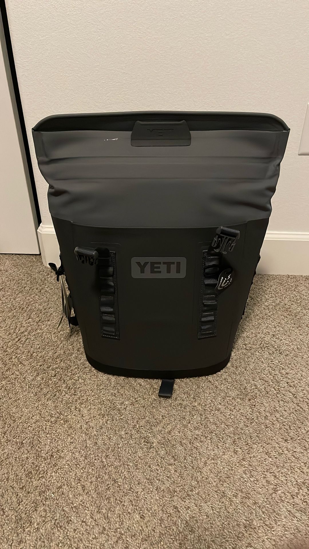 M12 BACKPACK SOFT COOLER BLACK/GREY