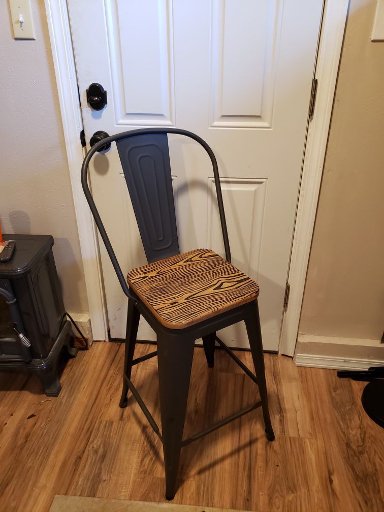 Bar chair. Grey metal and wood seat.