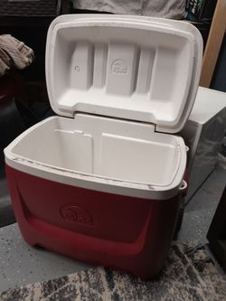 Ice chest with wheels