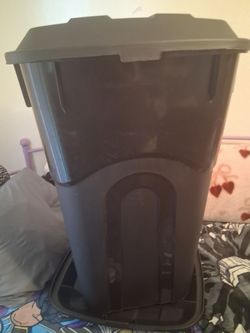 2 medium duty trash cans