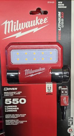 Milwaukee Rover Pivoting Flood Light 550 Lumens USB 3.0