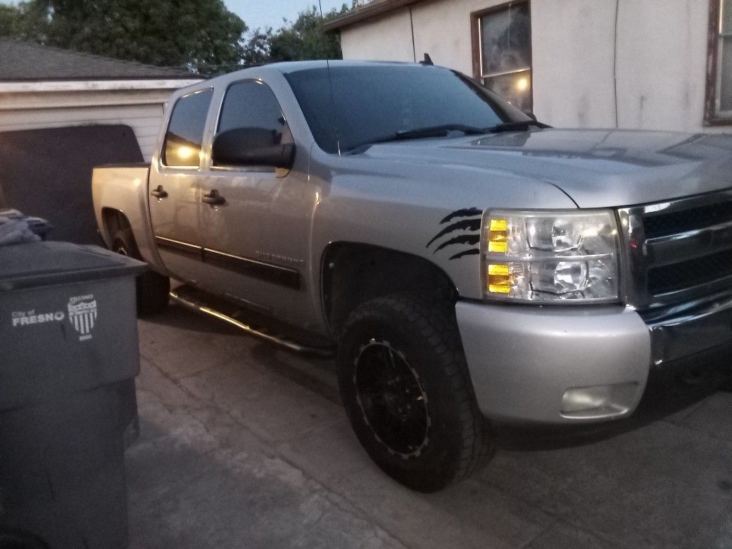 2009 Chevy Sliverado XLT 5.3L King cabTruck