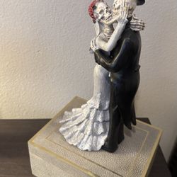 Set Of 2 Skeletons Couple Halloween Decors