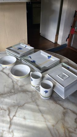 16 pieces plates 2 bowls 2 cups studio Nova Vintage CD208 Blue Bonnet