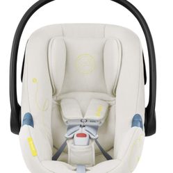 At 9 lbs, the CYBEX Aton G is the ideal infant car seat solution for lightweight portability. Focused on safety and comfort, it combines advanced tech