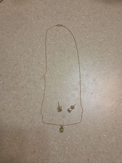 14 k gold necklace and earrings set. Weight is 2.9 grams