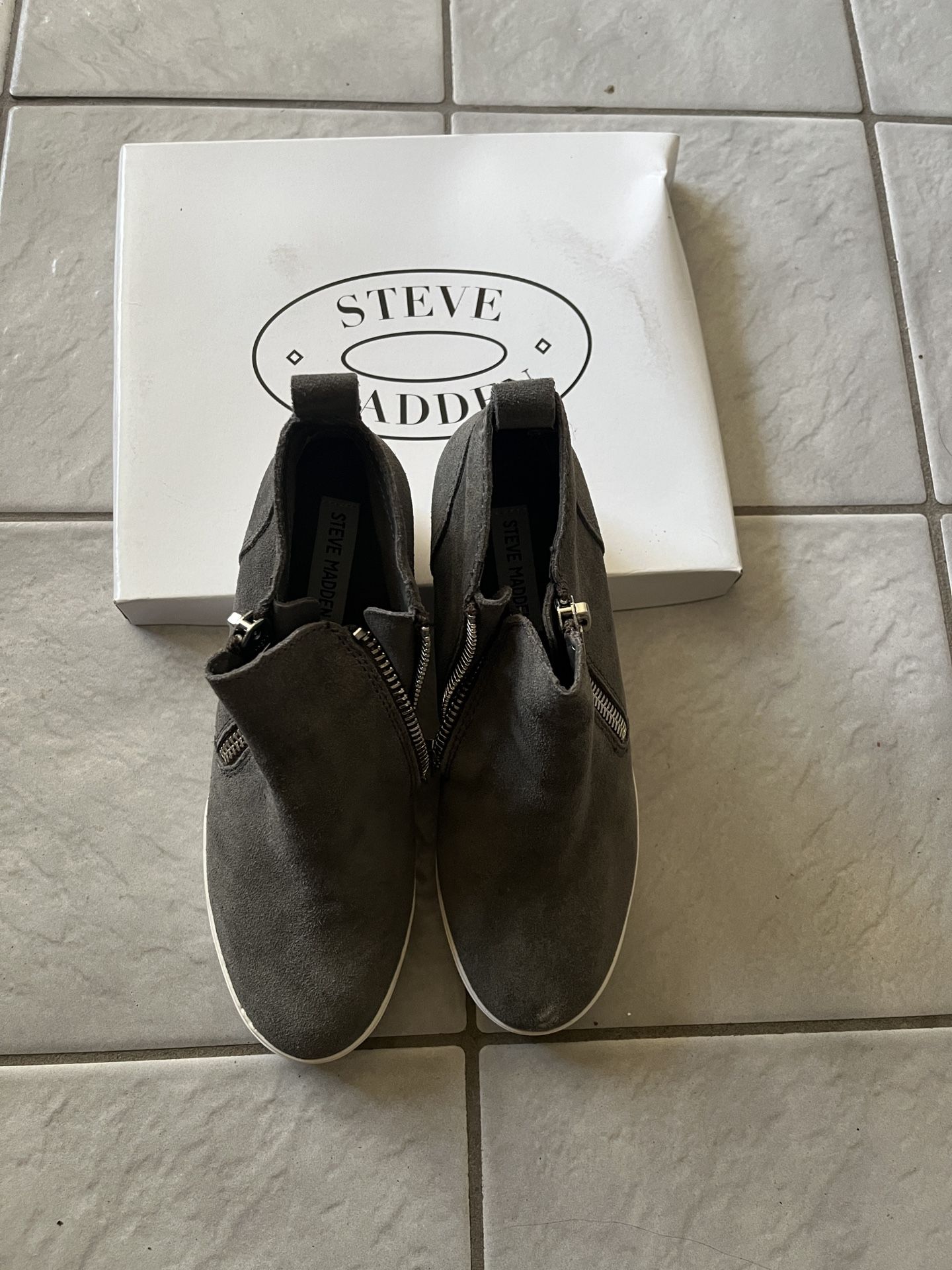 Steve Madden Gray Suede Boots size 9M