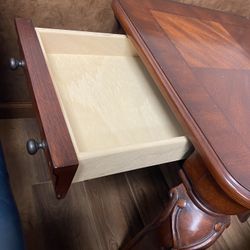 2 Side Tables 