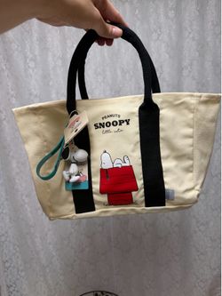 Peanuts Snoopy small tote bag and keychain.