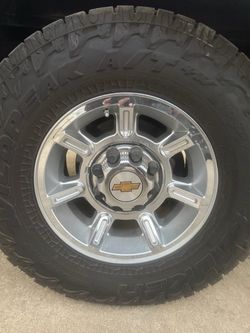 This are a hummer wheel but also fit on Chevy and gmc 01-10  2500 HD  tire size 285/70r17