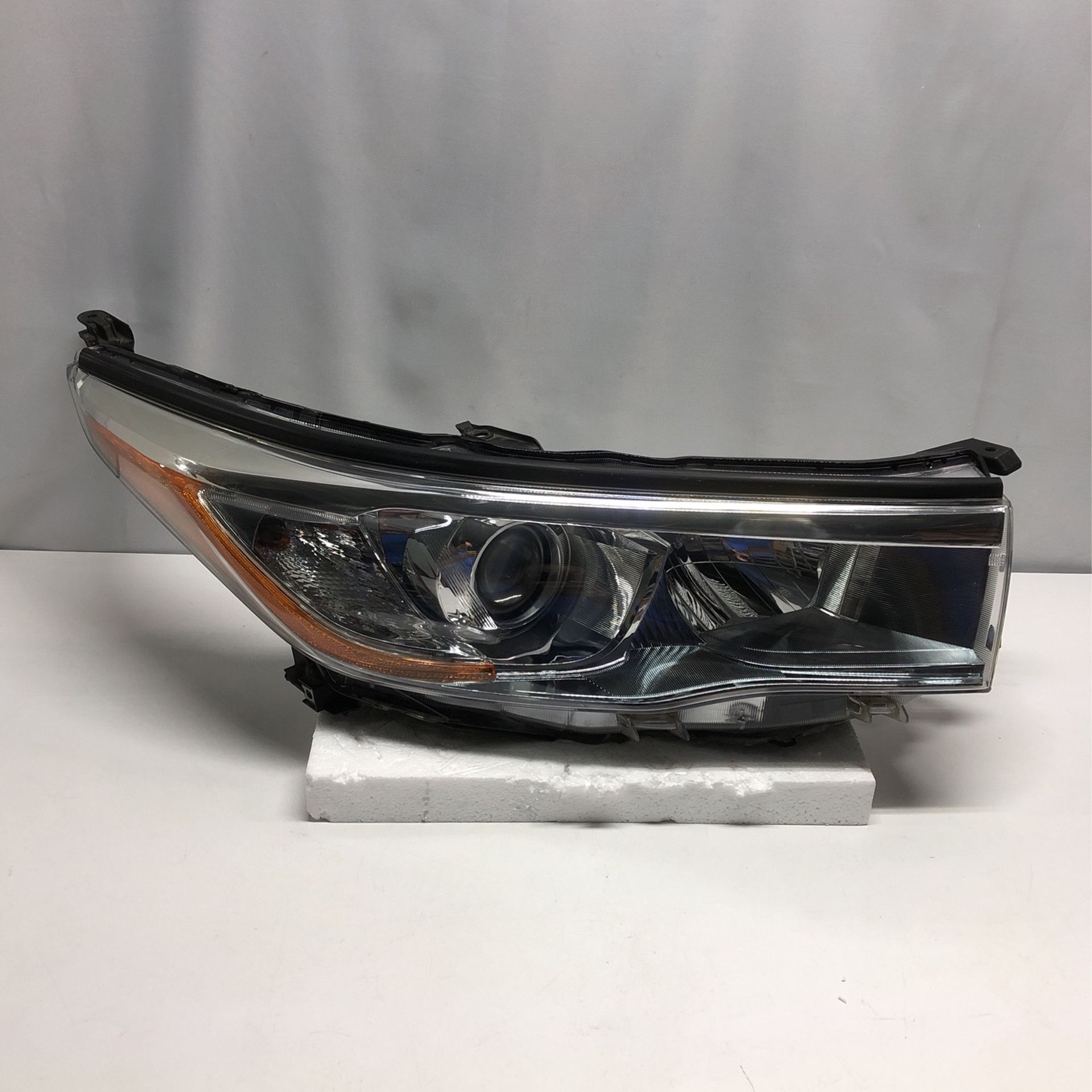 2014-2016 Toyota Highlander Right Headlight