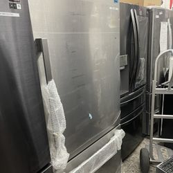 Hisense Bottom Freezer In Stainless Steel New Open Box 