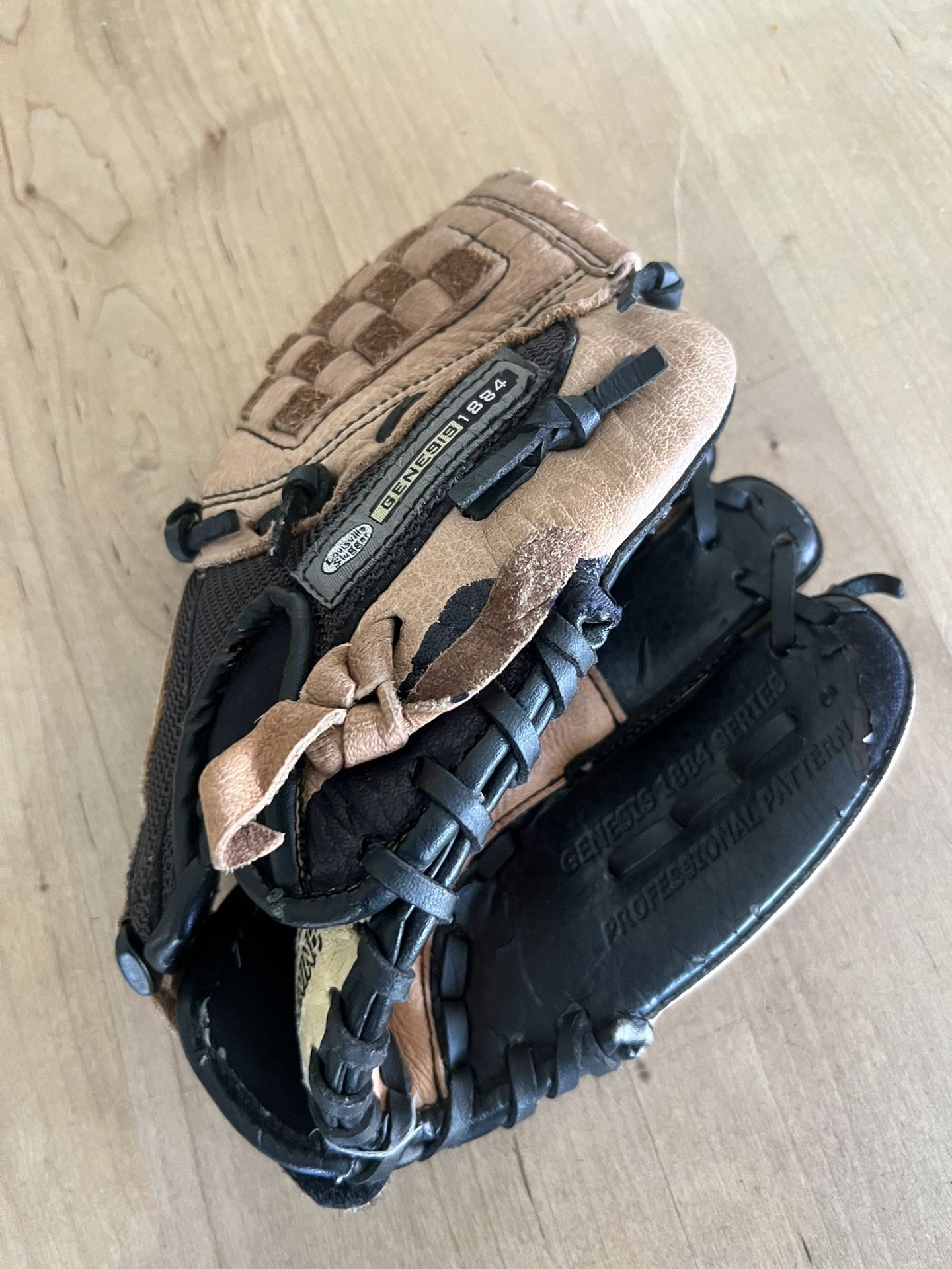 Louisville Genesis 1884 Youth 9.5” Baseball Glove Good Condition 