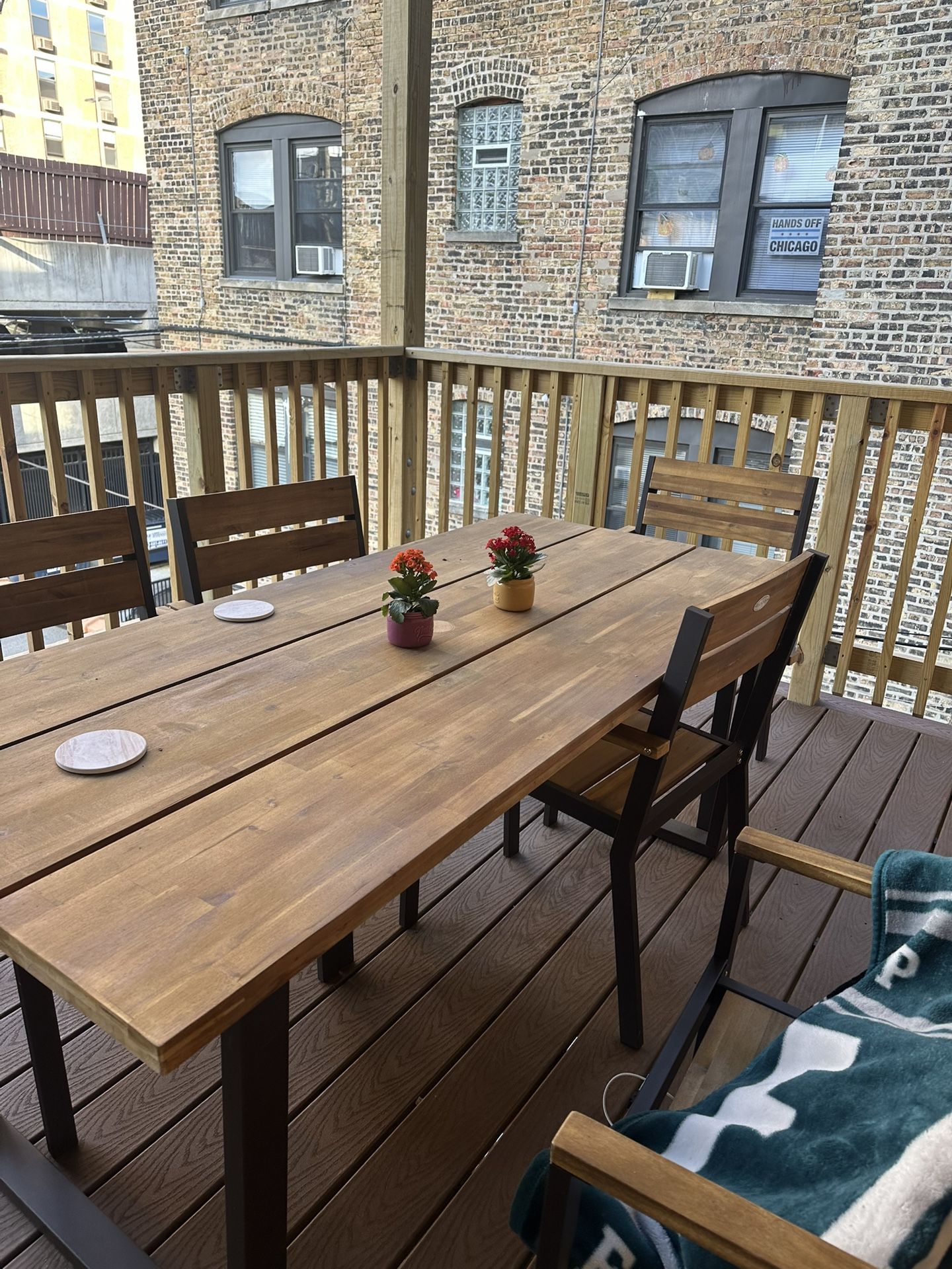 Wayfair outdoor Table (Great Condition) 