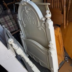 ❤️BEAUTIFUL TWIN SIZE CARVED WOOD BED FRAME❤️