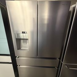 Hisense PureFlat 25.6-cu ft 4-Door Smart French Door Refrigerator in stainless steel