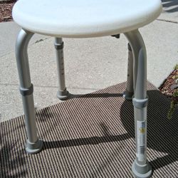 Adjustable height bath stool